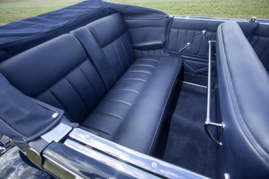 Интерьер Auburn 12-165 Salon Phaeton Sedan 1933 года  (фото 12 из 21)